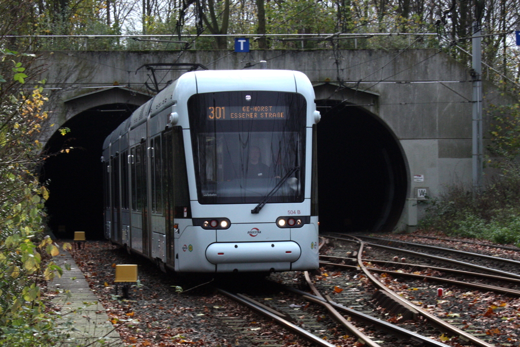 Unmittelbar vor der Haltestelle  ZOOM Erlebniswelt  verlsst die Linie 301 (Variobahn Nr.504,Baujahr 2008 bei Stadler) den U-Bahnbereich und der Rest der Strecke geht bertgig weiter. Gelsenkirchen 19.11.2010