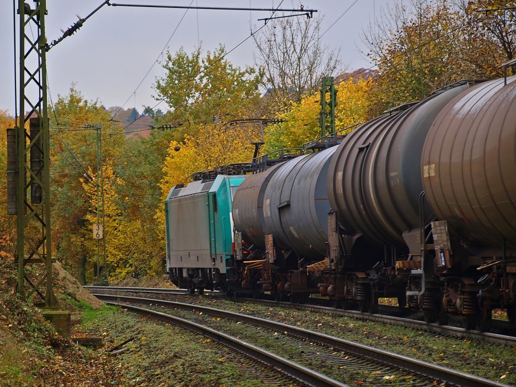 Unplanm�ssiger Halt, das war wohl etwas zu schwer bei diesen Witterungverh�ltnissen f�r Cobra 186 220. Das Laub auf der Rampe der Montzenroute von Aachen zum Gemmenicher Tunnel hat die Gleise so rutschig gemacht das der Zug in der Steigung zum stehen kam. Schubhilfe ist bereits unterwegs, 155 043-3 dr�ckt den Zug gleich bis zum Tunnel. Das ganze konnte man am 03.11.2010 am Gemmenicher Weg in Aachen beobachten.
