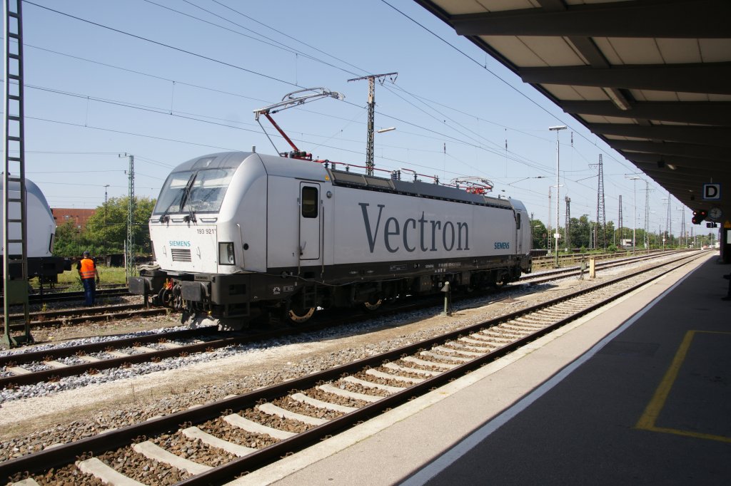 Unser erstes Bild der neuen E-Lok Baureihe. 193 921 bei Testfahrten am
23. August 2011 im Bahnhof von Augsburg.