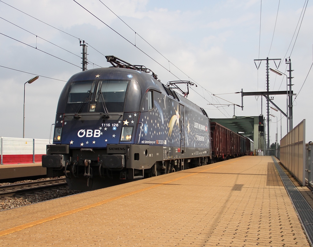 Unser Highlight des Tages brachte  Licht ins Dunkel . 1116 126 mit GZ durch Wien Praterkai. Aufgenommen am 04.07.2012.