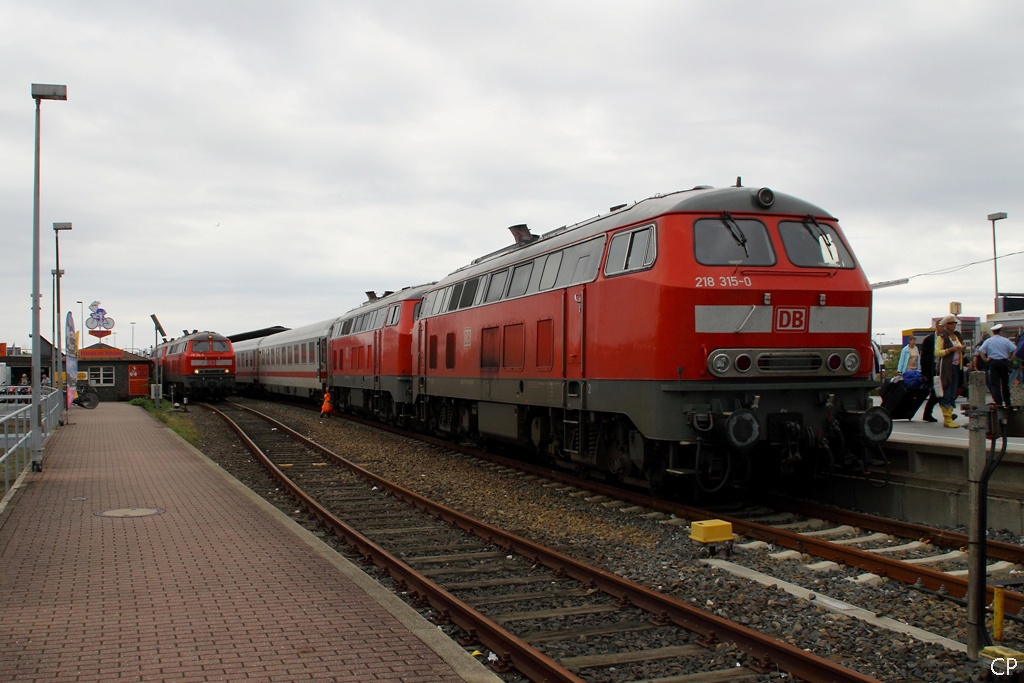 Unser IC2074 in Westerland. Zugloks sind 218 315-0 und 218 341-6. (22.8.2010)