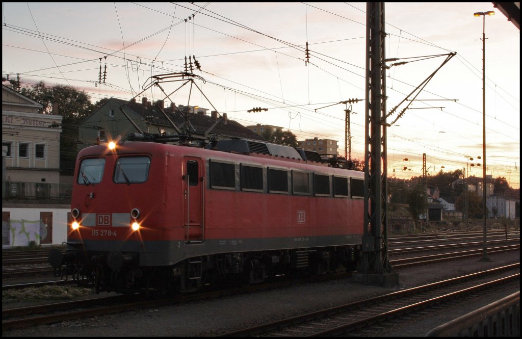 Unser letzes Bild und damit auch letztes Highlight war 115 278 in Vofeld des Passauer Hbf's. Ich hoffe das euch der Masten nicht zu sehr strt. Ich konnte nicht mehr weiter sonst wre ich im nicht legalen Gleisbereich gestanden. Das solls dann auch schon gelesen sein von unserer Passau-Ingling Tour am 09.10.2010. Gute Nacht. 