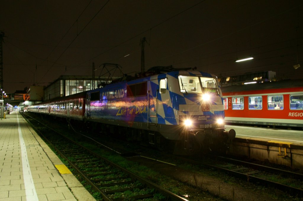 Unser  Max'l  (BR 111 017-0) war am 23.11.10 im Garmischer Umlauf. Hier die Sichtung in Mnchen Hbf.