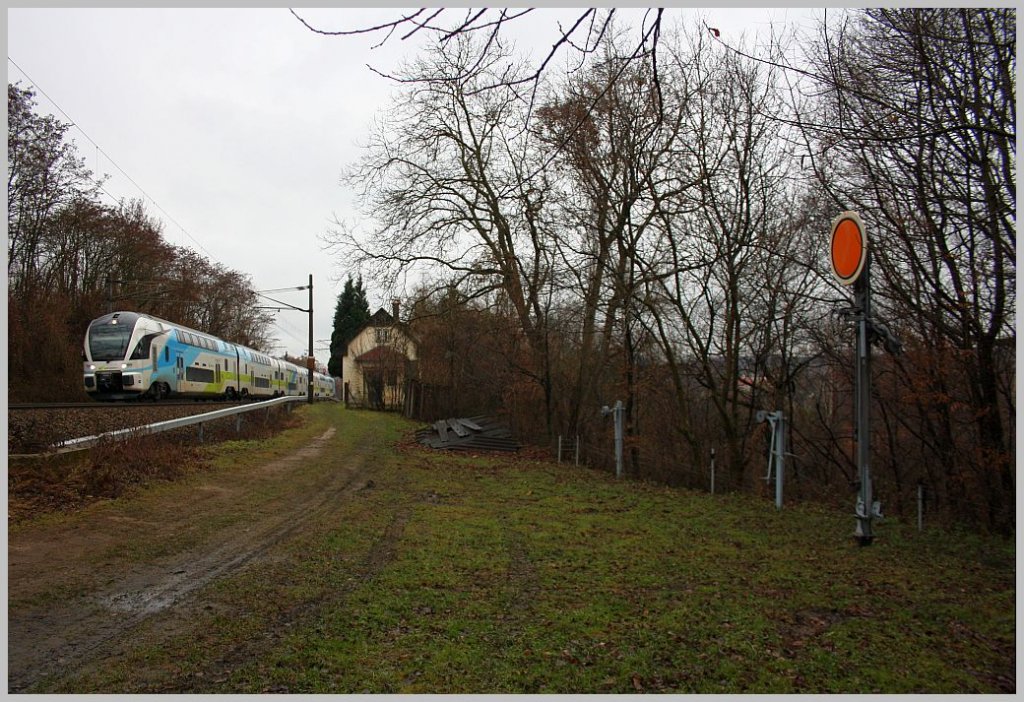 Unser neues Unternehmen, die WESTbahn, ist seit Fahrplanwechsel zwischen Freilassing und Wien im Einsatz. Trotz schlechten Wetters machte ich am 23. Dezember 2011 wegen ihr eine Fototour. Hier als Zug 17511 beim Bahnwrterhuschen bei Eichgraben. 