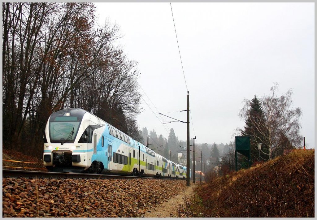 Unser neues Unternehmen, die WESTbahn, ist seit Fahrplanwechsel zwischen Freilassing und Wien im Einsatz. Trotz schlechten Wetters machte ich am 23. Dezember 2011 wegen ihr eine Fototour. Hier als Zug 17514 bei Pressbaum. 