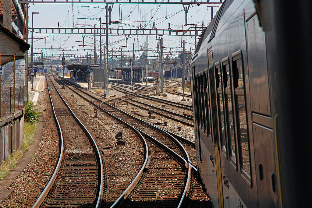 Unser RBDe 560 NPZ Kolibri hat den Bahnhof Solothurn soeben verlassen und wir legen uns in die Kurve, um gleich die Aarebrcke zu berqueren. Auf der Fahrt in Richtung Biel bei offenem Fenster, 20. Aug. 2012, 13:17