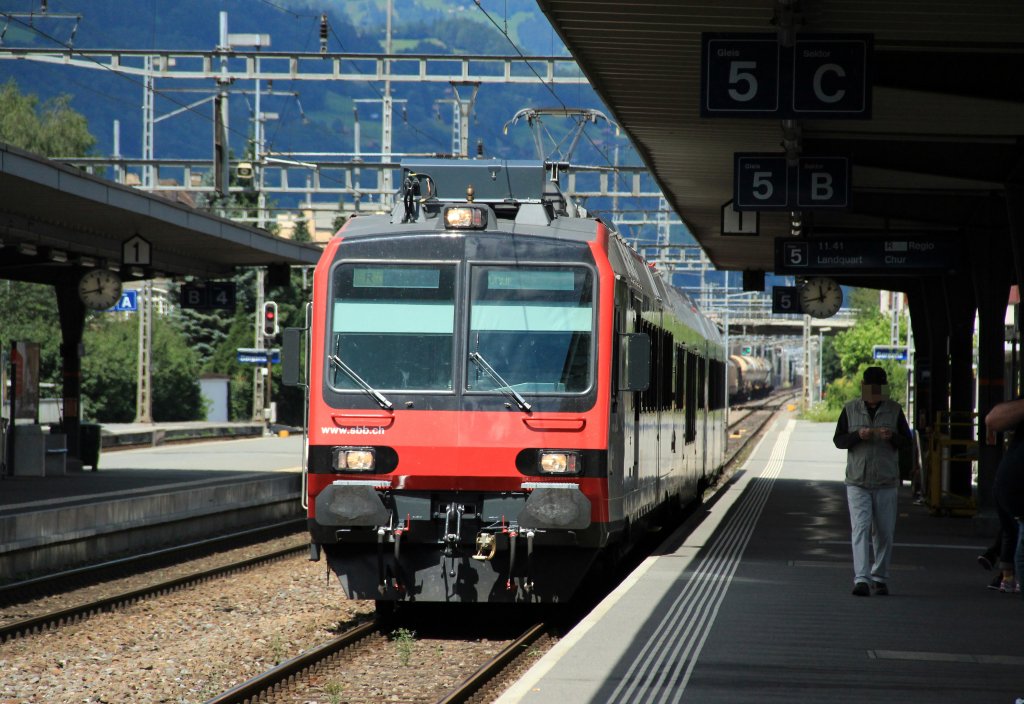 Unser Regio der uns nach Chur bringen wird fhrt gerade auf Gleis 5 ein. Aufgenommen am 10.07.2012 in Sargans.