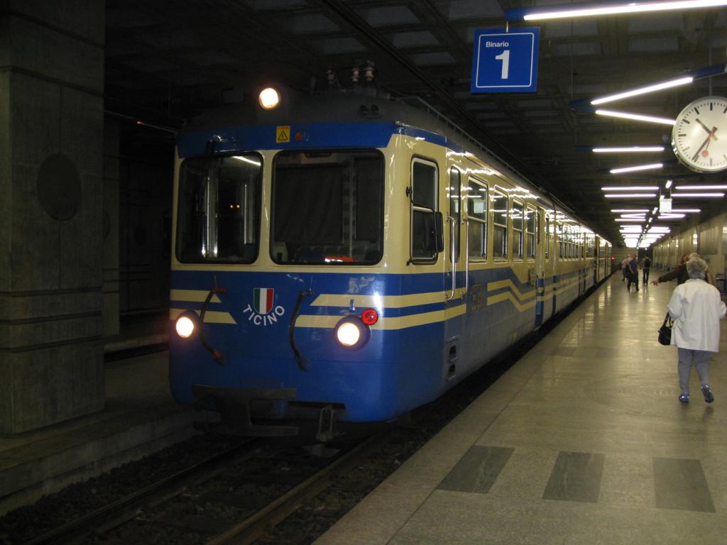 Unser Zug nach Domodossola steht am 19.5.2009 im unterirdisch angelegten
Bahnhof in Locarno bereit. Es handelt sich um einen Triebwagen der Centovallibahn
mit der Aufschrift  Ticino , in meinen Augen ein Altbau Fahrzeug.