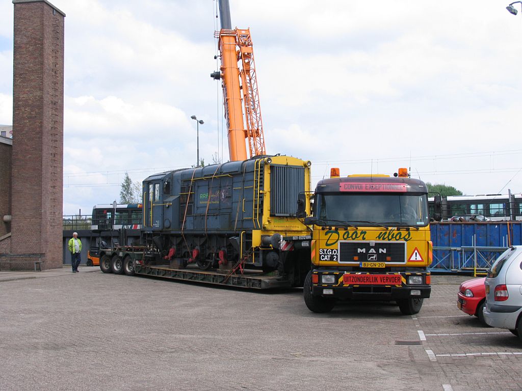 Unsere 662 auf die Tiefladeanhnger bei Bahnbetriebswerke Rotterdam NedTrain abfahrtsbereit fr die Fahrt nach Endpunkt Drachten am 6-5-2010. Es gibt mehr Information ber unsere Stichting Spoorverleden Drachten auf www.spoorverledendrachten.nl.