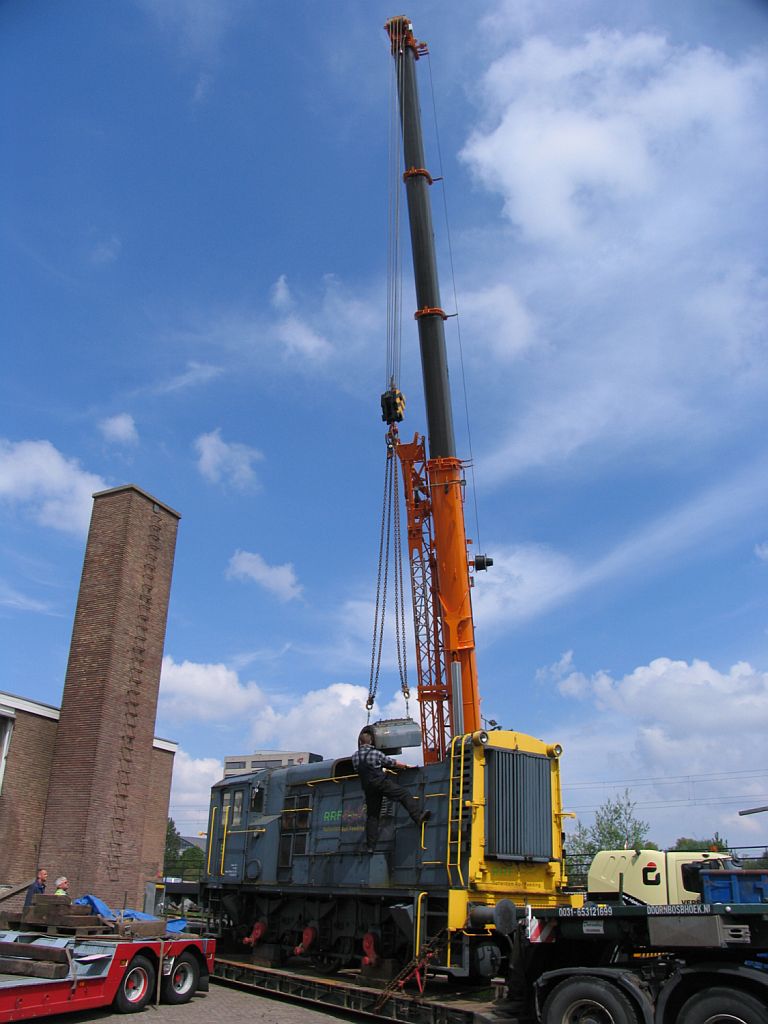 Unsere 662 auf die Tiefladeanhnger in Rotterdam fr die Fahrt nach Endpunkt Drachten am 6-5-2010.. Es gibt mehr Information ber unsere Stichting Spoorverleden Drachten auf www.spoorverledendrachten.nl.