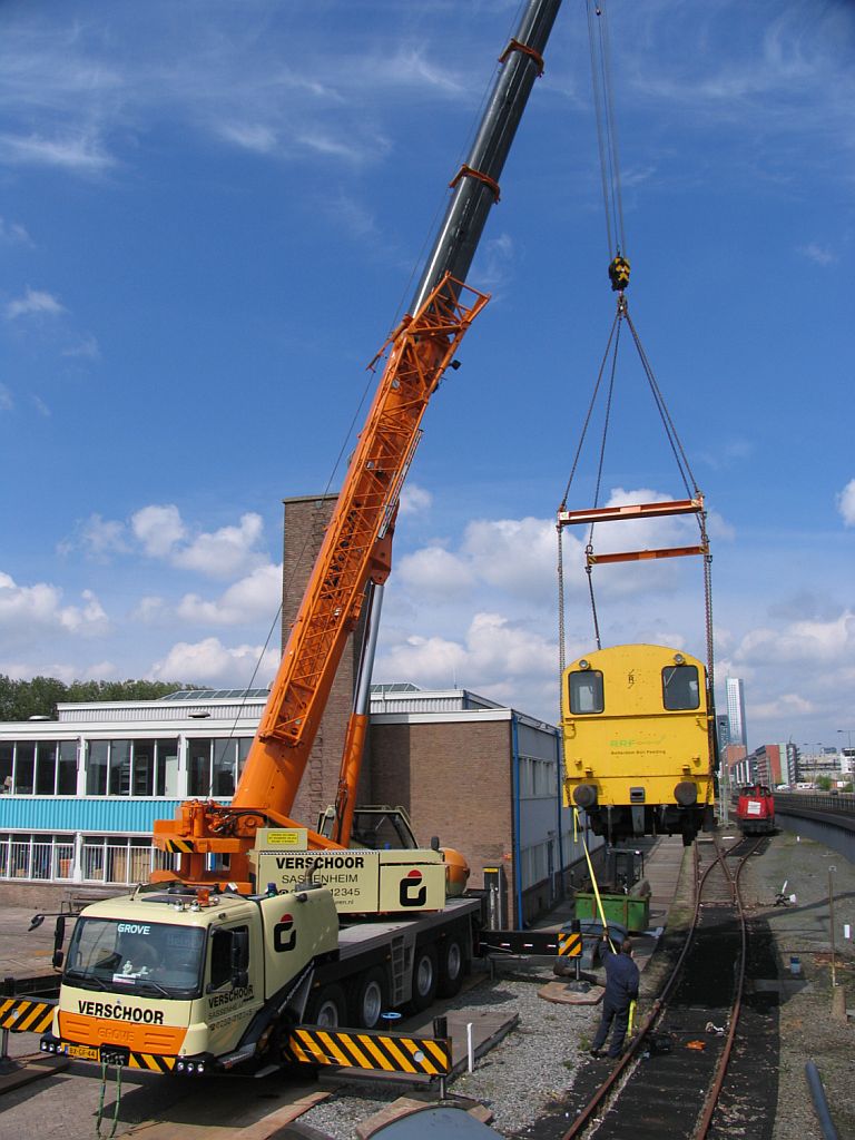 Unsere 662 ins Freie auf ihren weg nach die Tiefladeanhnger bei Bahnbetriebswerke Rotterdam NedTrain am 6-5-2010.