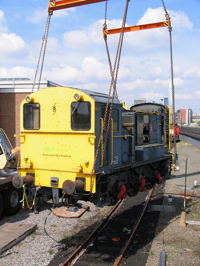 Unsere 662 ins Freie auf ihren weg nach die Tiefladeanhnger bei Bahnbetriebswerke Rotterdam NedTrain am 6-5-2010. Es gibt mehr Information ber unsere Stichting Spoorverleden Drachten auf www.spoorverledendrachten.nl.