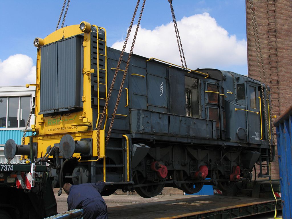 Unsere 662 ins Freie auf ihren weg nach die Tiefladeanhnger bei Bahnbetriebswerke Rotterdam NedTrain am 6-5-2010.