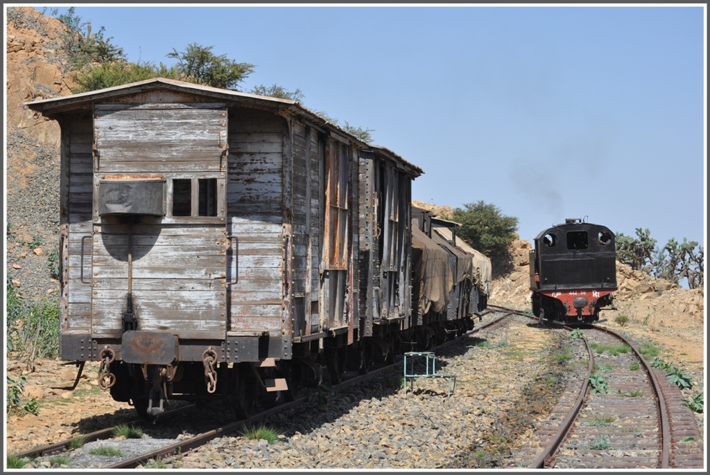 Unsere Lok ist wieder da und bernimmt den Rest des Zuges nach Arbaroba und Asmara. (01.02.2012)