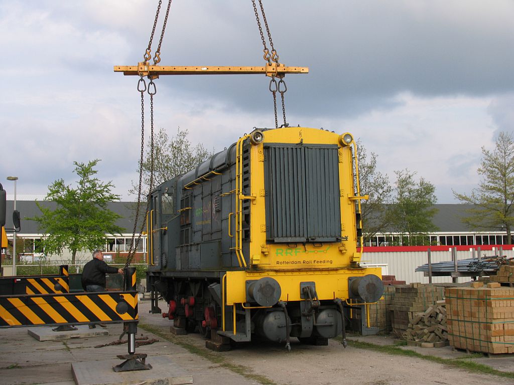 UNSERE LOKOMOTIVE (!) auf seine zeitliche Endpunkt Drachten. Es ist die 662 (RRF 5). Wir (Stichting Spoorverleden Drachten) brauchen die Lok als Denkmal fr die ehemalige Gterstrecke Groningen-Drachten. Endlich gibt es nach 25 Jahre wieder eine echte Diesellok in Drachten! Die Bilder sind von 6-5-2010.