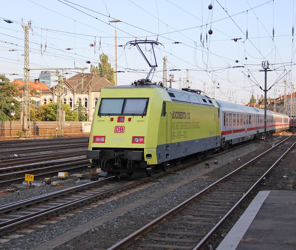 Unsere zweite und auch letzte Foto-Sichtung der, fr die documenta werbende, 101 013-1 einen IC aus Hannover Hbf schiebend. Mittlerweile ist sie wieder rot. Aufgenommen am 08.09.2012.