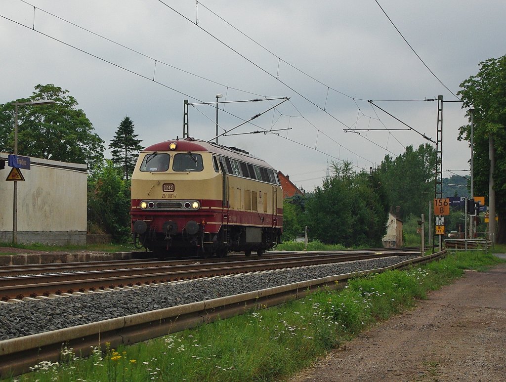Unsere zweite Begegnung mit 217 001-7 als sie Lz in Richtung Sden durch Ludwigsau-Friedlos fuhr. Aufgenommen am 23.07.2010.