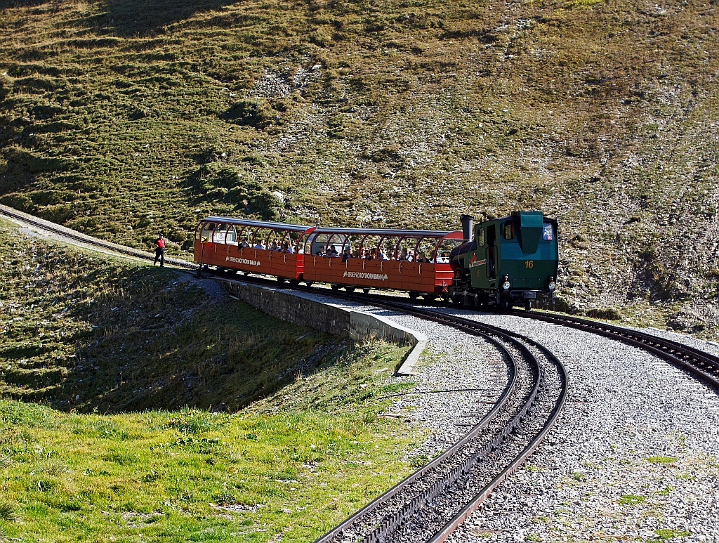 Unserem Zug (mit der Diesel BRB 9) folgt die Heizl befeuerte BRB 16 (Brienzer Rothorn Bahn) hinab. Hier an der Kreuzungsstelle Oberstafel (1828 m . M.) am 01.10.2011. 
