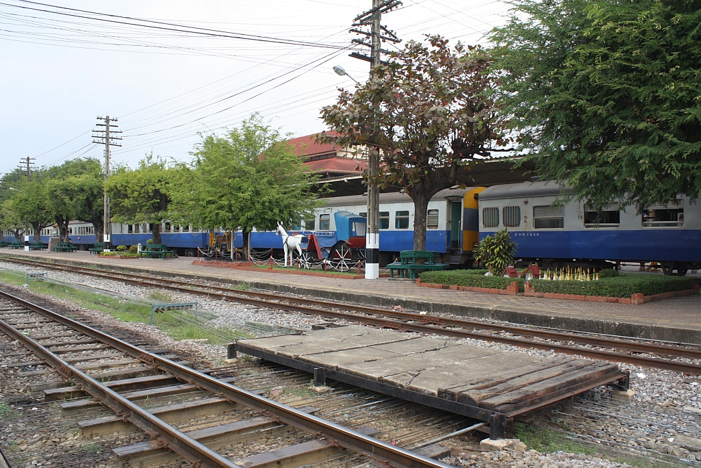 Unter dieser Abdeckung im Bf. Nakhon Lampang befinden sich die Umlenkrollen der Seilz�ge f�r die Signalanlagen. Im Hintergrund der EXP 51 nach Chiang Mai. 10.J�nner 2011.
