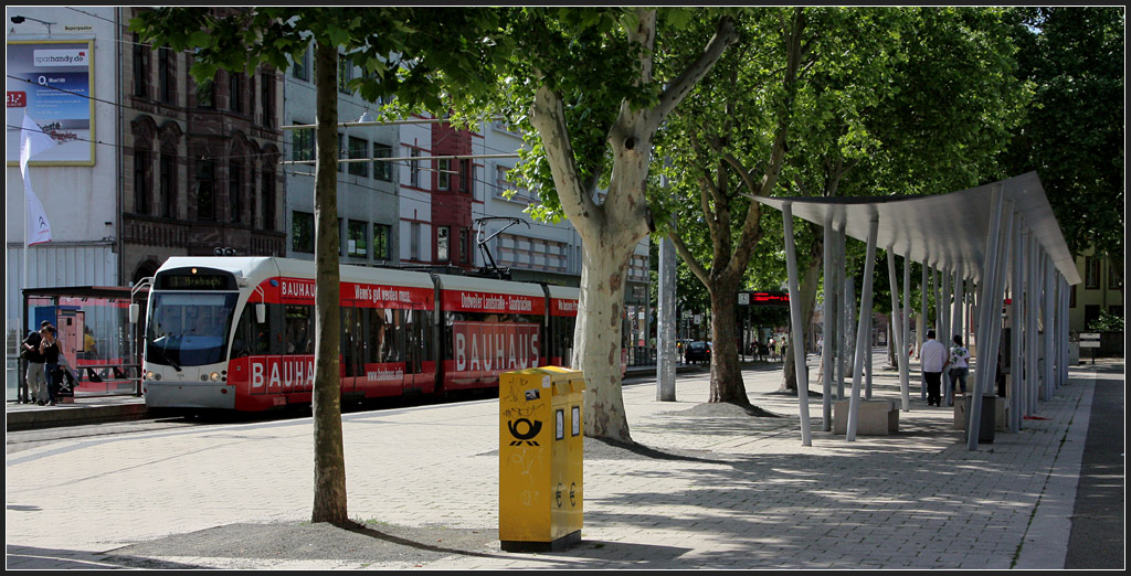 Unter Bäumen - 

Die Haltestelle Landwehrplatz hat etwas abseits zur Bahnsteigkante in Richtung Saarbrücken Hauptbahnhof eine architektonisch interessante Überdachung. Diese wurde im Zusammenhang mit der Umgestaltung diese Platzes errichtet. 

29.05.2011 (M)