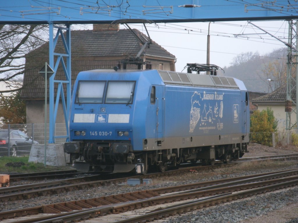 Unter der blauen Fussgngerbrcke stand die ebenfalls in Blau die PRESS 145 030 am 12.November 2012 in Bergen/Rgen.
