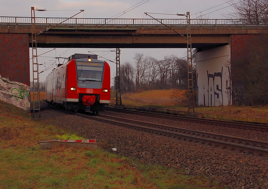Unter der Br�cke der L116 aus Richtung Noithausen kommend ist der 425 603 zu sehen. 11.3.2011