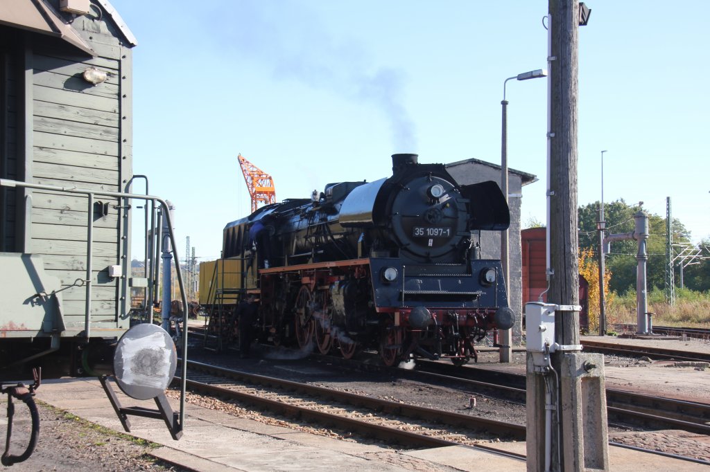 Unter Dampf und bereit zur Fahrt nach Leipzig steht 35 1097 auf dem Gelnde der IG 58 3047.Glauchau 19.10.2012.