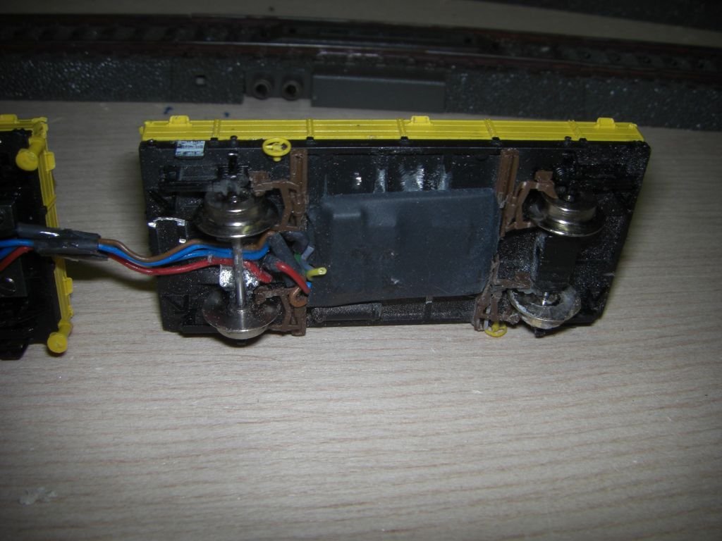 Unter dem Anhger klebt der Decoder, Verkabelung dann nach vorne zum Motorwagen