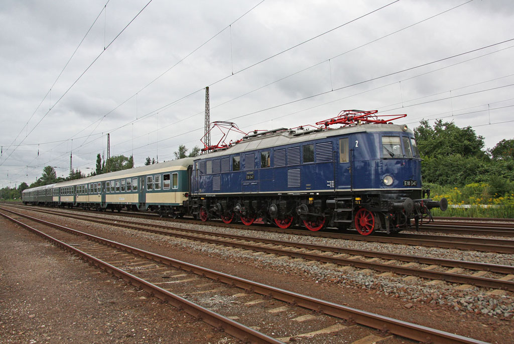 Unter dem Namen  Elbflorenz  befrderte E18 047 am 23.07.2011 einen Sonderzug der Eisenbahnfreunde Treysa von Gieen aus nach Dresden. Hier durchfhrt der Zug auf der Hinfahrt Leipzig-Wiederitzsch.