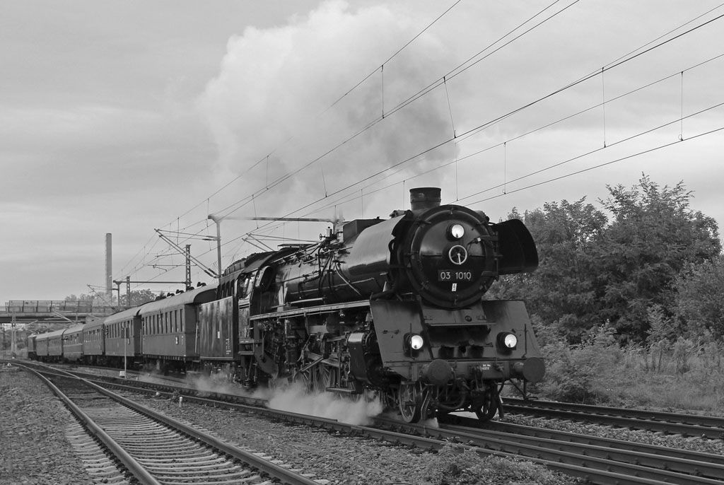 Unter dem Namen  Elbtal-Express  war am 6.Oktober 2012 ein, von 03 1010 gezogener, Sonderzug von Naumburg nach Bad Schandau unterwegs.Zwischen Naumburg und Leipzig kam zun�chst E18 047 zum Einsatz, ab Leipzig Hbf. ging es mit Volldampf in die S�chsische Schweiz. Hier durchf�hrt der Zug am Morgen Leipzig-Volkmarsdorf.