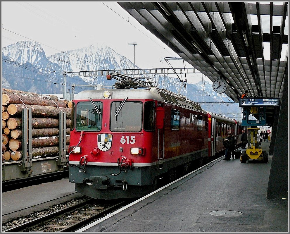 Unter dem neuen Bahnsteigdach aus Holz in Landquart, wartet die Ge 4/4 II 615  Klosters  auf die Abfahrt nach Scuol/Tarasp. 23.12.09 (Hans)