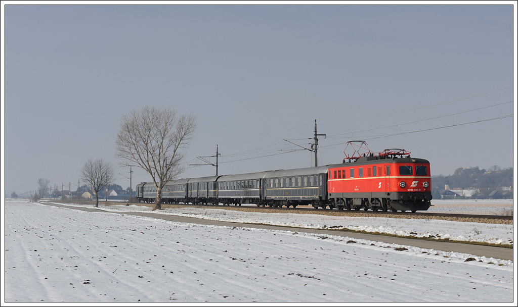 Unter dem Titel  WINTERDAMPF & KULINARIK  wurde von den BB Erlebnisbahn am 17.2.2013 von Wien FJBf ausgehend Sonderzug SR 14370 nach Ernstbrunn in Verkehr gesetzt. Bis Korneuburg war 1010 003 vom Club 1018 am Zug. Ab Korneuburg bernahm dann 52.100 vom Heizhaus Strasshof den Zug. Die Aufnahme zeigt den Zug in Gaisruck.

http://www.club1018.at/
