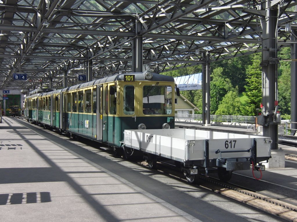 Unter dem vollstndig berdachten Umsteigebereich zwischen Berner Oberlandbahn und Wengernalpbahn steht Triebwagen 101 der WAB mit vorgespanntem Gepck-/Materialwagen am 15.06.2013 im Start-/Endbahnhof Lauterbrunnen.