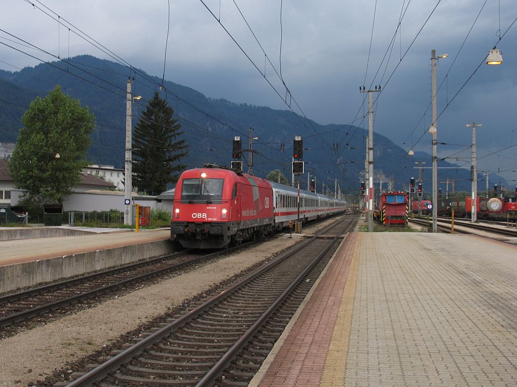 Unter eine drohende Luft fahrt 1216 012 mit EC 84 Bologna Centrale-Mnchen Hauptbahnhof ein in Wrgl Hauptbahnhof am 11-8-2010.