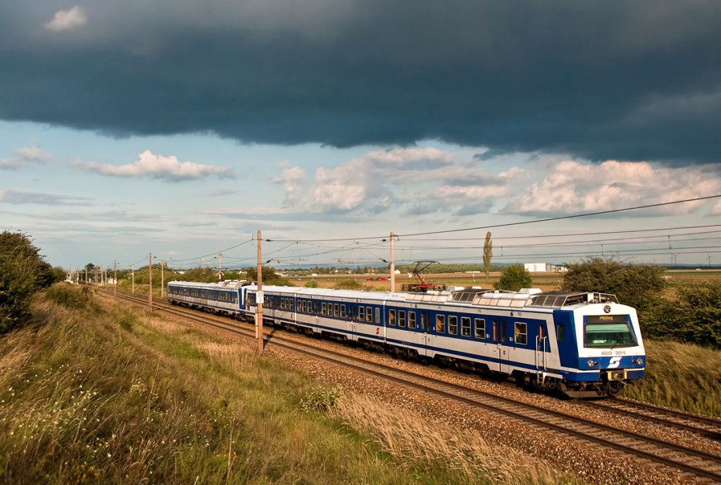 Unter dunklen Wolken unterwegs ist 4020 261 als S Bahn 29735 in Richtung Mdling. Helmahof, am 01.09.2010.
