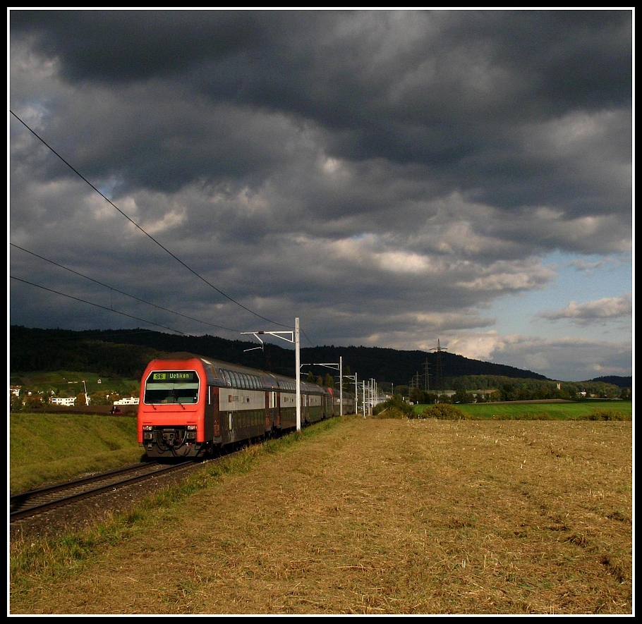Unter dunklen Wolken.
Re450 bei Wrenlos  Strecke Baden-Uetikon