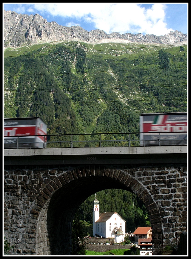 Unter der Eisenbahbrcke.
Die Kirche von Wassen.  August 2008