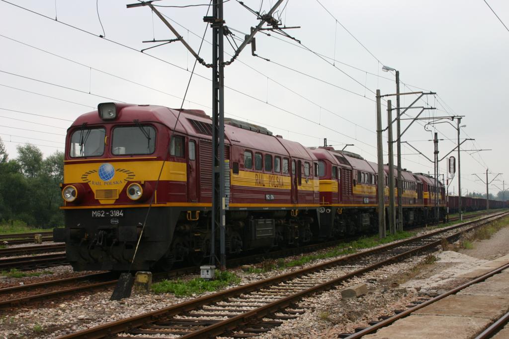 Unter Fahrdraht abgestellt stehen am 17.2.2012 vier M 62 der Rail Polska
im Bahnhof Oswiecim (Ausschwitz). Vorne an steht M 62 3184.