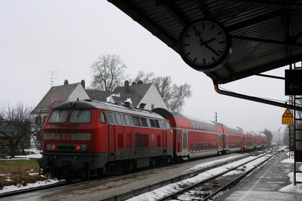Unter grauem Himmel und Nieselregen beschleunigt 218 437-2 am 06.02.10 ihre RB nach Mnchen, aufgenommen im Bahnhof Hrlkofen.