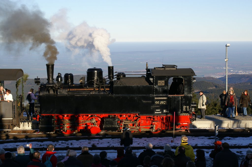 Unter grossen Zuschauerinteresse hat sich die Malletlok 99 5901 vor ihren Zug gesetzt. Aufgenommen auf dem Brocken am 26.12.2006.