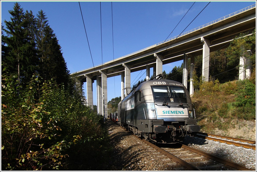 Unter der Grnhblbrcke fhrt 1116 038  Siemens  mit einem Gterzug in Richtung Bruck an der Mur.
Judenburg 15.10.2010