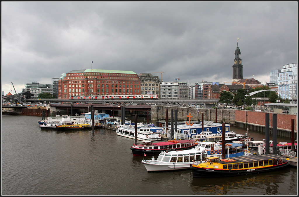 Unter der Hamburger Wolkenhimmel - 

Ein Zug der Linie U3 zwischen den Stationen Baumwall (links im Bild) und Rödingsmarkt. 

29.08.011 (M)