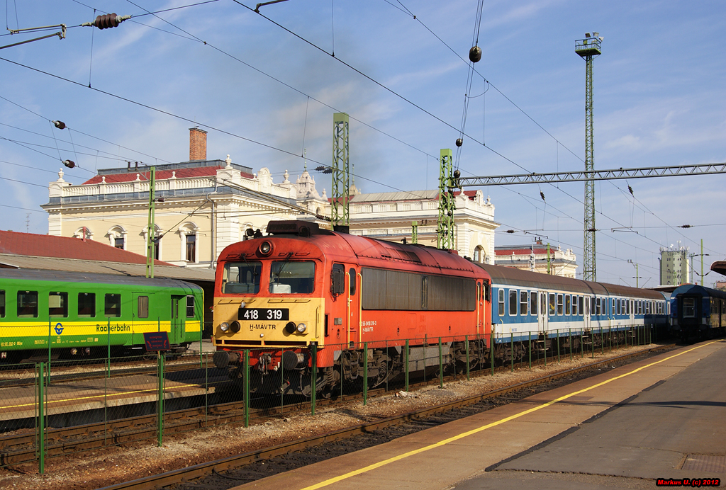 Unter lautem Getse verlsst H-MVTR 418 319 mit Schnellzug 285  ZAGREB-CORVINUS  den Bhf.Szombathely, 16.08.2012.