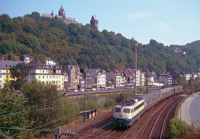Unter der m�chtigen Burg Altena f�hrt 110 304 am 13.09.1990 mit ihren Nahverkehrszug in den Bf. Altena ein.