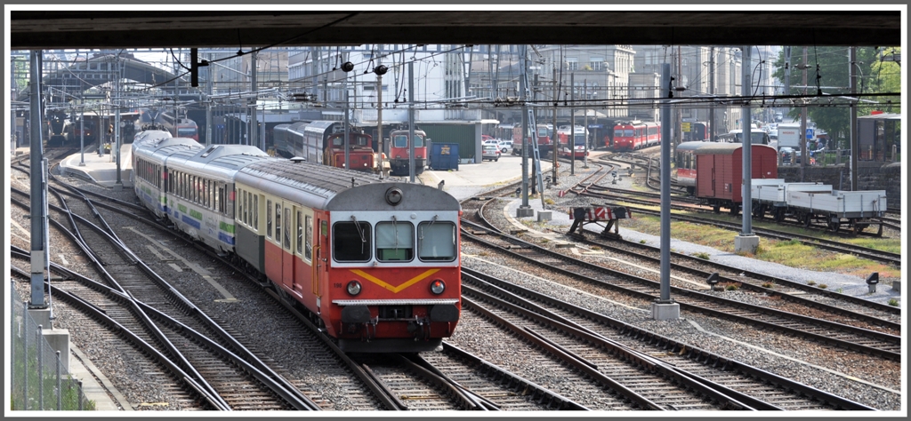 Unter der St.Leonhardsbrcke hindurchgeguckt. Voralpenexpress IR2409 mit BDt198 fhrt in St.Gallen ein. Rechts befindet sich der Nebenbahnhof der Appenzellerbahnen. (04.05.2011)