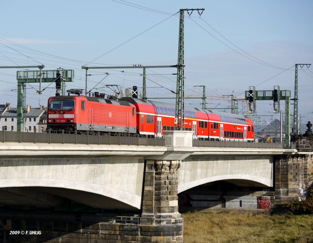 Unter Strom �ber'n Strom - RegioDB BR143 mit zweiteiliger Dosto-Garnitur auf Linie S2 �berquert die Elbe von DD-Neustadt nach Dresden Mitte (07.11.2009)