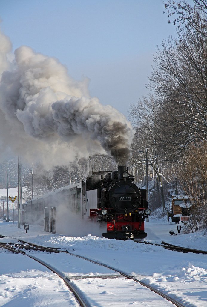 Unter Volldampf verlt 99 771 mit ihrem gut gefllten Zug den Bahnhof Cranzahl.