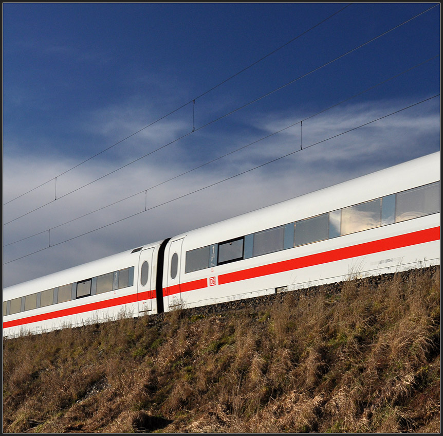 Unter weiß-blauem Himmel - 

aber doch in Baden-Württemberg. ICE im Lonetal auf der Schwäbischen Alb. 

03.01.2012 (J)