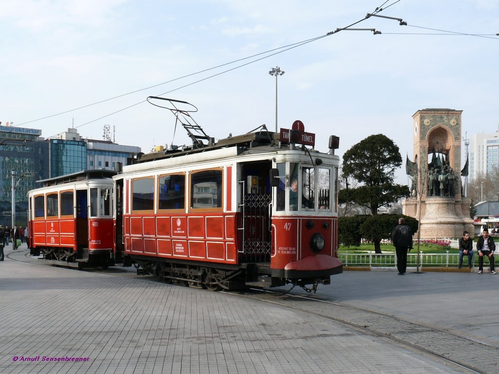 Unter der Woche wird mit Beiwagen gefahren: Triebwagen 47 ist hier mit Beiwagen 418 am Taksim-Platz unterwegs.
Die Nostaljik Tramvay ist eine 1,6 Kilometer lange Meterspur-Straenbahn, die seit 1990 durch die Einkaufsstrae (Fugngerzone) Istikll Caddesi 
zwischen Tnel und Taksim-Platz verkehrt. Hier im europischen Teil Istanbuls war die Straenbahn 1960 eingestellt worden. Sie erfllt entgegen ihrem Namen aber heute ein aktuelles Verkehrsbedrfnis.
Nur die Fahrzeuge sind tatschlich historische Fahrzeuge von 1911-1914, die bereits frher hier verkehrten und hierfr aufgearbeitet wurden.
13.04.09