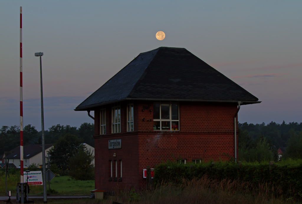Untergehender Vollmond steht ber dem Stellwerk. - 01.09.2012